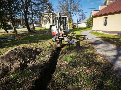 Osvetlenie parku pri kostole